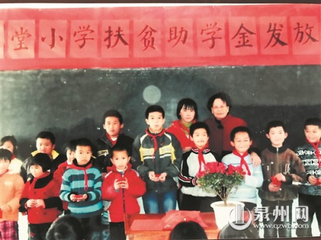庄老参加家乡泉港山腰菜堂小学捐助活动。
