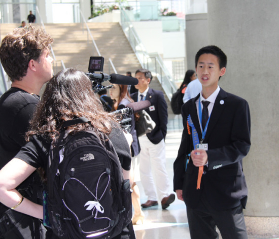 英特尔科博会圣地亚哥华裔生张丹旭(右)赢得三大奖接受媒体采访。(美国《世界日报》/张丹旭供图)