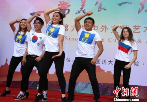 图为来自多国留学生的表演。 张一辰 摄 图为来自多国留学生的表演。 张一辰 摄