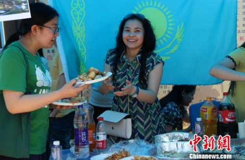 　图为哈萨克斯坦留学生以美食“待客”。　张一辰 摄