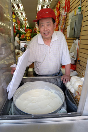 “陈豆花”专注在制作传统豆花。(美国《世界日报》/朱泽人 摄)