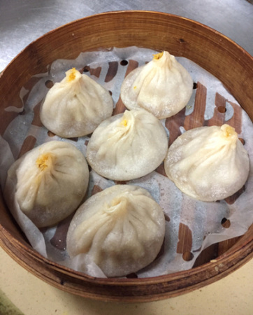 “城隍庙小笼包”的蟹黄小笼包。(美国《世界日报》资料图) “城隍庙小笼包”的蟹黄小笼包。(美国《世界日报》资料图)