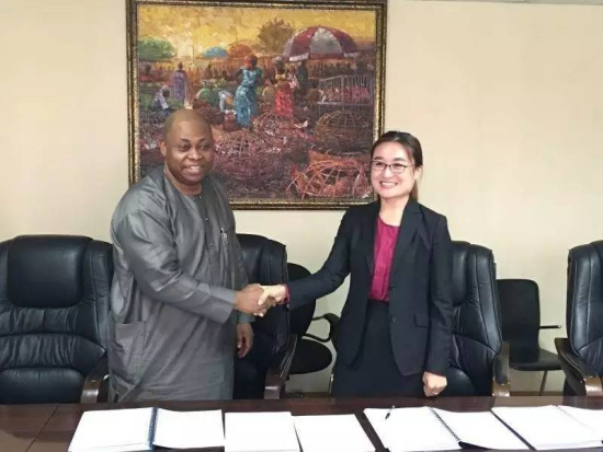 第一届中尼州长论坛上刘瑛琳(右)与尼日利亚贝努埃州代表签署合作备忘录