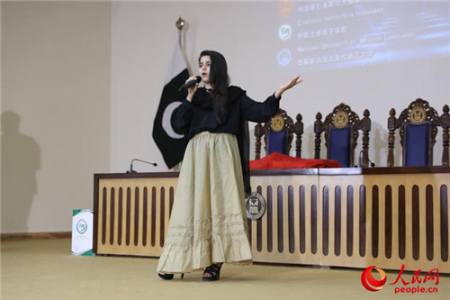图为参赛选手展示才艺(人民网记者 徐伟 摄) 图为参赛选手展示才艺(人民网记者 徐伟 摄)