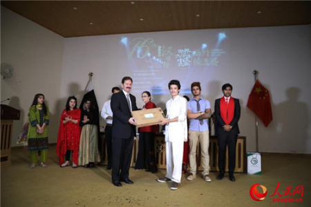 图为嘉宾向获得冠军的选手颁发奖品(人民网记者 徐伟 摄) 图为嘉宾向获得冠军的选手颁发奖品(人民网记者 徐伟 摄)