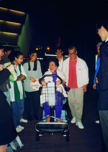 1993年，全部家人一起去迪士尼乐园。新世界出版社供图