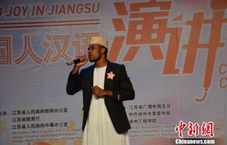 来自科摩罗的留学生马本秀出几段流利的绕口令 朱志庚 摄 来自科摩罗的留学生马本秀出几段流利的绕口令 朱志庚 摄