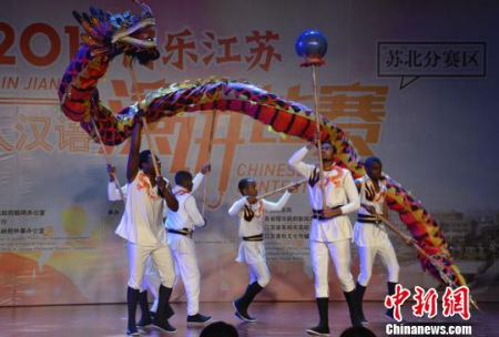 徐州工程学院留学生选手现场表演“舞龙”助兴。 朱志庚 摄 徐州工程学院留学生选手现场表演“舞龙”助兴。 朱志庚 摄