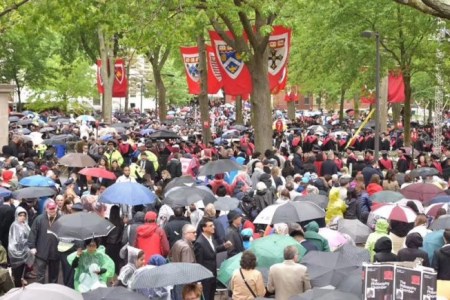 哈佛大学毕业典礼遇雨，人头钻动的哈佛园一片伞海。(美国《世界日报》/刘爱舟供图)