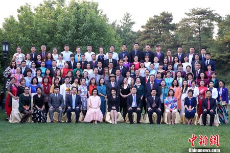 5月26日,2017年文化中国·华星艺术团团长年会闭幕式暨高级研修班结业式在北京召开。国务院侨办主任裘援平出席活动并做主题发言。 <a target='_blank' href='http://www.chinanews.com/'>中新社</a>记者 韩海丹 摄 5月26日,2017年文化中国·华星艺术团团长年会闭幕式暨高级研修班结业式在北京召开。国务院侨办主任裘援平出席活动并做主题发言。 <a target='_blank' href='http://www.chinanews.com/'>中新社</a>记者 韩海丹 摄