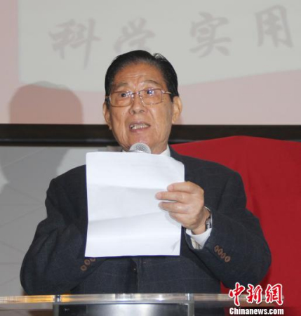 已85岁高龄的该教材总监制杨兆骥介绍了他的“华文推广路”。(林永传 摄)