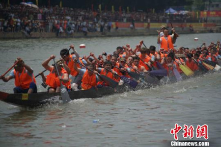  龙舟比赛场景　岳龙周　摄