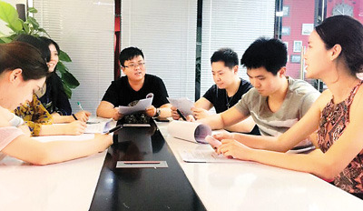 师钰奇(右四)带领自己的团队开剧本研讨会,在轻松的讨论氛围里,他们把自己写的剧本演绎出来,使剧本内容更丰富。 师钰奇(右四)带领自己的团队开剧本研讨会,在轻松的讨论氛围里,他们把自己写的剧本演绎出来,使剧本内容更丰富。