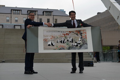 李得友书记代表艺术团向总领馆赠送熊猫画作