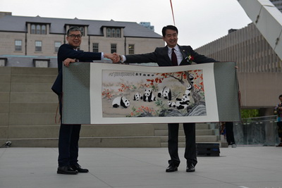 李得友书记代表艺术团向总领馆赠送熊猫画作 李得友书记代表艺术团向总领馆赠送熊猫画作