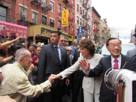 赵小兰(右二)与父亲赵锡成(右一)抵达中华公所前，亲切的与民众握手。（美国《世界日报》/颜嘉莹 摄）