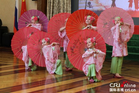 莫斯科州中央儿童艺术学校学生表演中国舞蹈《春天的气息》