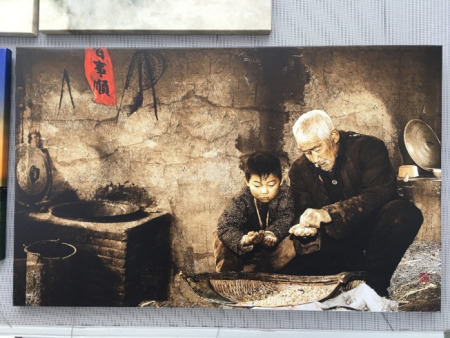 艾尔森的作品也有按照原本故事的写实摄影，包括一对北京爷孙在冬天捡砂石的温馨故事。（美国《世界日报》/王靖雯 摄）