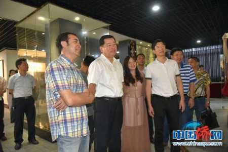 图为出席仪式的领导嘉宾参观书画展。 李文涛 摄 图为出席仪式的领导嘉宾参观书画展。 李文涛 摄