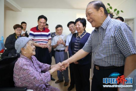 全国人大常委会专题调研组慰问困难归侨。 全小红 摄 全国人大常委会专题调研组慰问困难归侨。 全小红 摄