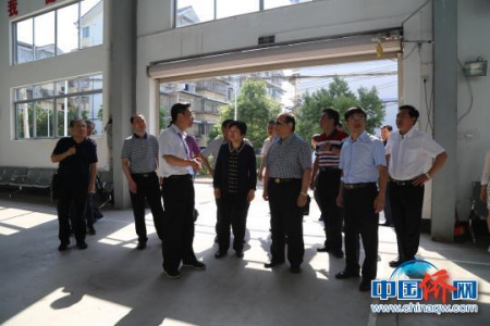 全国人大常委会专题调研组视察华侨文体馆。 全小红 摄 全国人大常委会专题调研组视察华侨文体馆。 全小红 摄