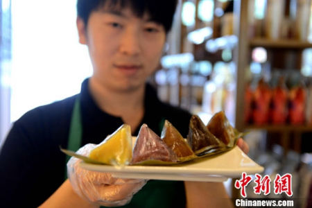 资料图：特色“冰粽子”受青睐。<a target='_blank' href='http://www.chinanews.com/'>中新社</a>发 王东明 摄