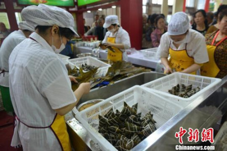 资料图:成都粽子文化节上演传统文化民俗秀,现场包粽子。张浪 摄 资料图:成都粽子文化节上演传统文化民俗秀,现场包粽子。张浪 摄