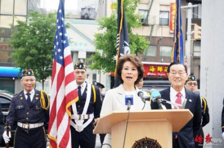 国殇节前夕,赵小兰于华裔退伍军人忠烈坊前演讲。 国殇节前夕,赵小兰于华裔退伍军人忠烈坊前演讲。