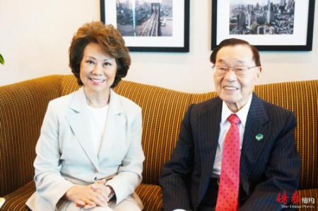 赵小兰与父亲赵锡成对话华文媒体。 赵小兰与父亲赵锡成对话华文媒体。