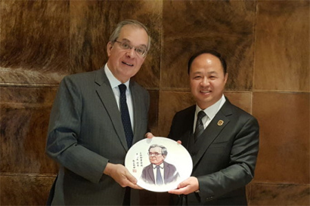 图为吉林动画学院董事长、校长郑立国(右)赠送法国驻华大使顾山先生漫画像。(图片来源:吉林动画学院供图) 图为吉林动画学院董事长、校长郑立国(右)赠送法国驻华大使顾山先生漫画像。(图片来源:吉林动画学院供图)