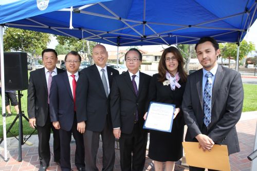 联邦众议员赵美心的代表(右)向蒙市市府赠送了纪念状。(美国《侨报》/邱晨 摄) 联邦众议员赵美心的代表(右)向蒙市市府赠送了纪念状。(美国《侨报》/邱晨 摄)