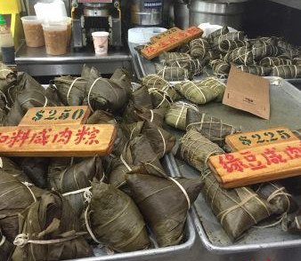 端午节前华埠粽子飘香。 (美国《侨报》/林菁 摄) 端午节前华埠粽子飘香。 (美国《侨报》/林菁 摄)