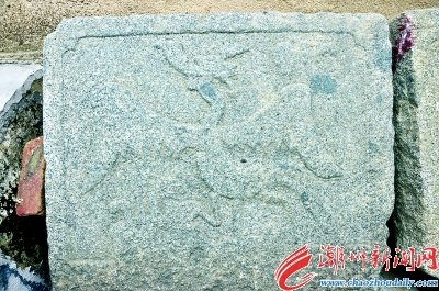 古老的石板上雕刻着凤凰图腾，是畲族传统文化的见证。