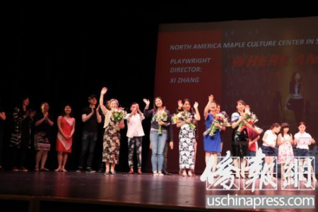 演出结束后,演职人员向观众挥手致意( 演出结束后,演职人员向观众挥手致意(