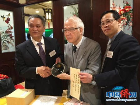 福清黄檗文化促进会会长林文清(左)赠送黑釉盏给日中协会理事长白西绅一郎(中)。郑松波 摄 福清黄檗文化促进会会长林文清(左)赠送黑釉盏给日中协会理事长白西绅一郎(中)。郑松波 摄