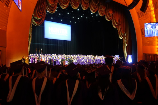 纽约市立大学亨特学院1800多名学生毕业。(美国《世界日报》/金春香 摄)