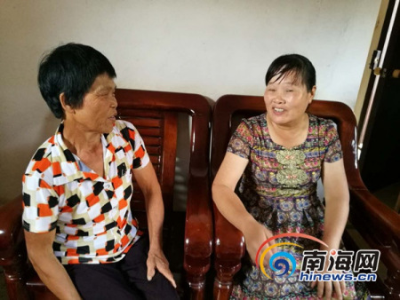 图为冯益华跟二嫂聊天。南海网记者 高鹏摄 图为冯益华跟二嫂聊天。南海网记者 高鹏摄