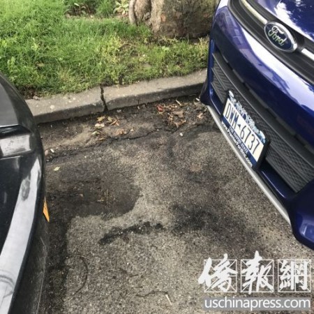 牛进和被撞后流出的血迹。(王伊琳摄) 牛进和被撞后流出的血迹。(王伊琳摄)
