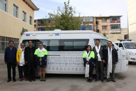 验收捐赠黄南州藏医院医疗救护车。