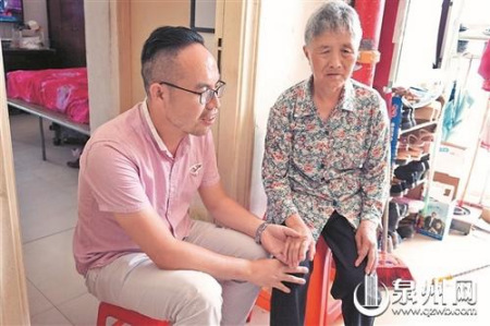 母亲体弱多病,李军将她接到身边照顾。 母亲体弱多病,李军将她接到身边照顾。