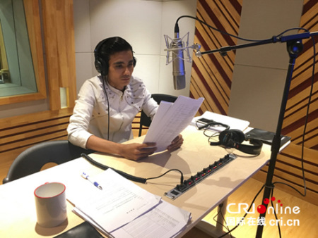缅甸国家电视台著名播音员吴耶泰为纪录片配音
