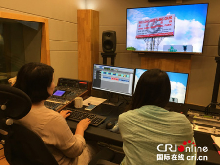 中国专业录音人员为纪录片录音
