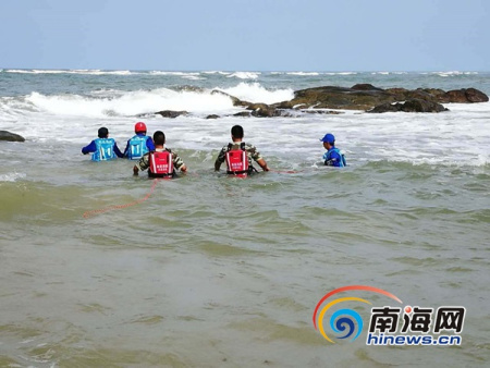 张宗飞和其他队员、边防战士在工作。张宗飞供图 张宗飞和其他队员、边防战士在工作。张宗飞供图