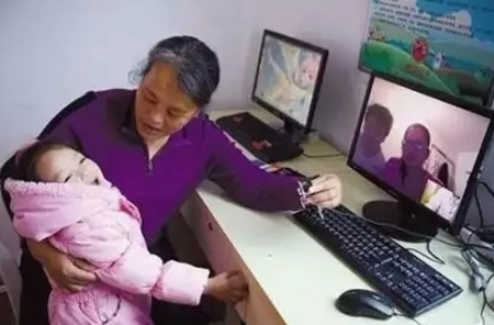 和父母视频通话的孩子。图片来源：钱江日报