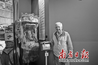 亨利·简斯顿与博物馆中的金龙。 亨利·简斯顿与博物馆中的金龙。