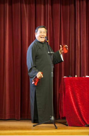 “相声俱乐部”成员在表演节目《口吐莲花》。(新西兰中华新闻社/景曦 摄) “相声俱乐部”成员在表演节目《口吐莲花》。(新西兰中华新闻社/景曦 摄)