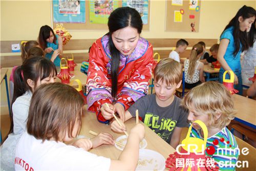 中国老师教小朋友使用筷子。