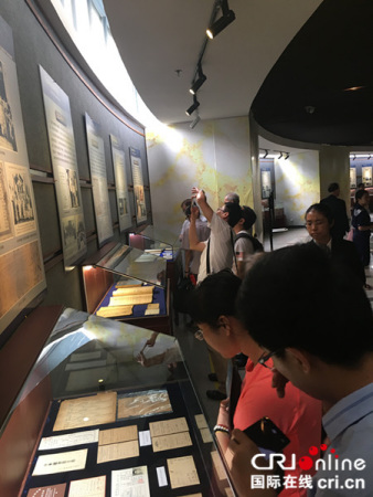 观众进入展厅观看自信观看展览。 观众进入展厅观看自信观看展览。