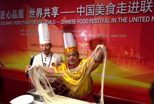 中国烹饪大师吴永东表演了手拉龙须面的绝活儿