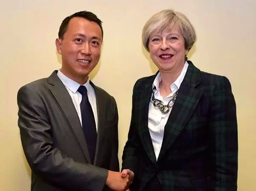 何易与英国首相特雷莎·梅合影。（《欧洲时报》英国版微信公众号 图片来源：受访者供图）